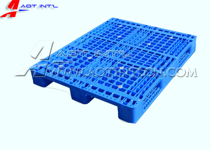 AOT Grid surface 3-runners plastic pallet.jpg